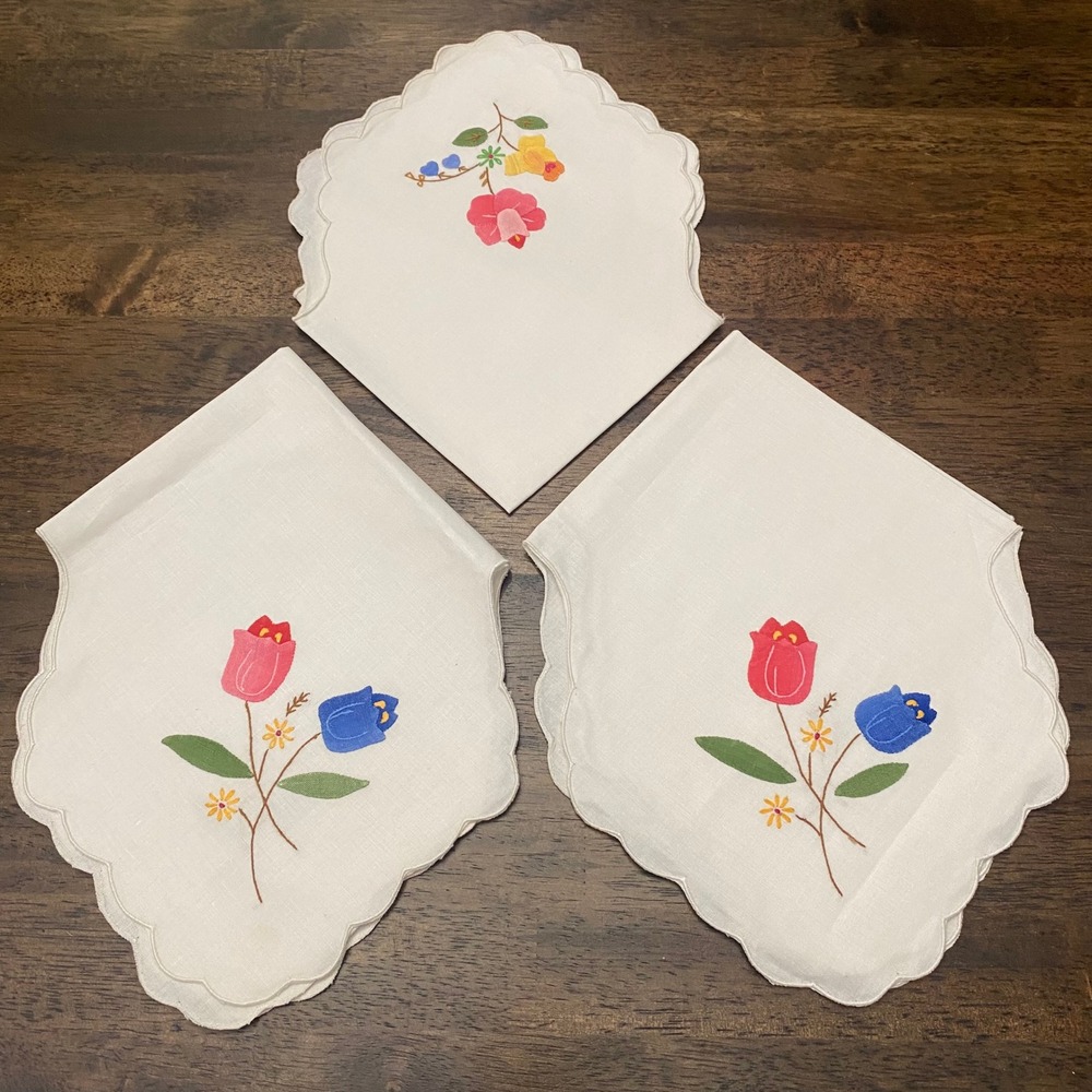 Vintage Hand Stitched Floral Applique Tablecloth and 3 Scalloped Napkins - Picture 8 of 10